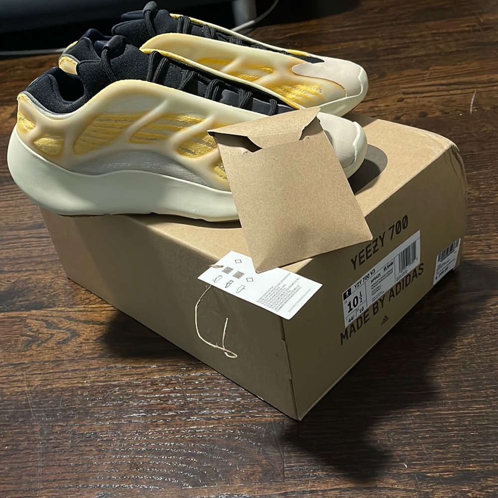 Yeezy 700 v3 mono safflower